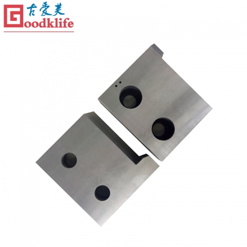 Hot crop shear blade for cutting rebars